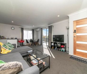 Lovely open plan home bathed in sun - Photo 6