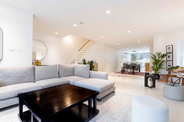 Six bedroom Semi-Detached House to Rent in Highgate, London NW6 - Photo 1