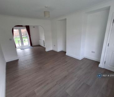 3 bedroom semi-detached house to rent - Photo 2