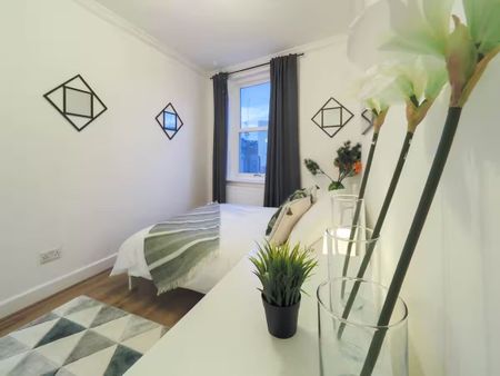 3 Bed Flat, Hammersmith Road, W14 - Photo 3