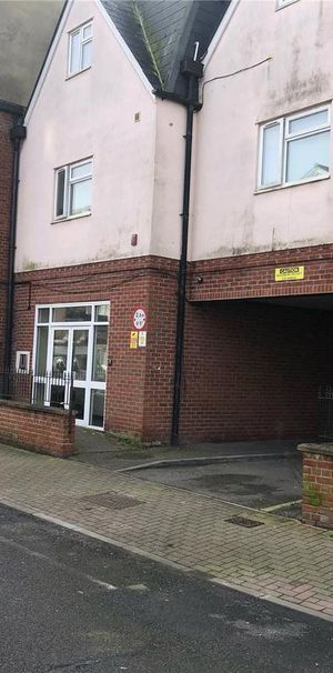 1 bedroom in a house share to rent - Photo 1