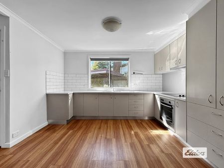 Neat home with separate studio - Photo 4