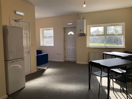 1 bedroom in a house share to rent - Photo 2