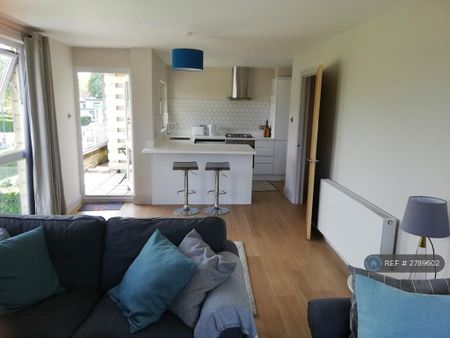 2 bedroom flat to rent - Photo 2