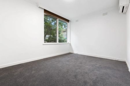 Spacious Two-Bedroom Apartment in Prime Toorak Location - Photo 2