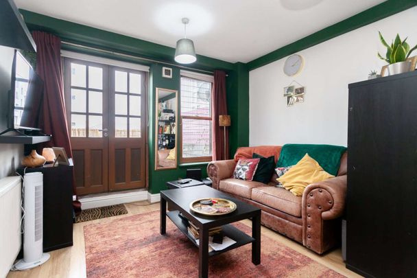 Private balcony features, in this well-proportioned, one bedroom flat. - Photo 1