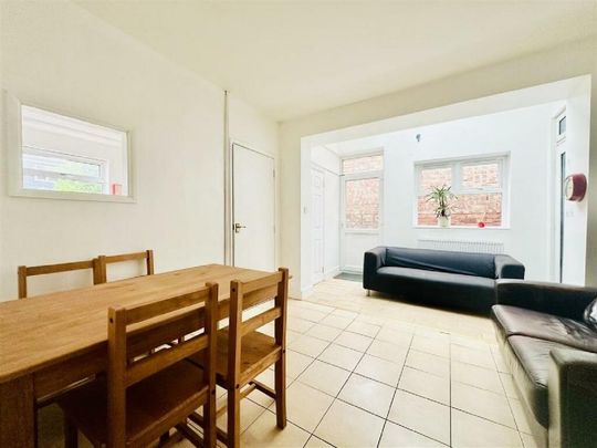 5 bedroom flat to rent - Photo 1