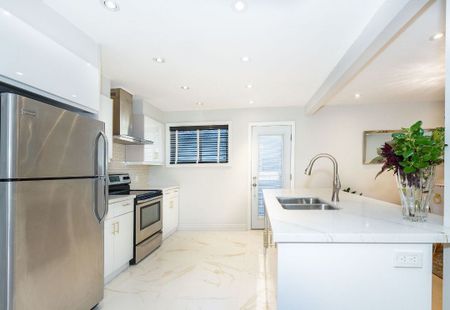 For Lease - 30 FOREHT Crescent Unit# MAIN, Aurora, Ontario - Photo 2