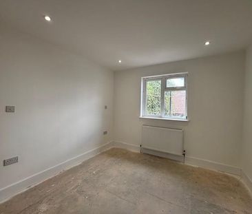 4 bedroom semi-detached house to rent - Photo 5