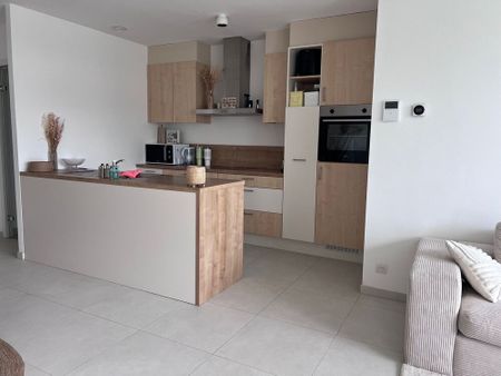 Nieuwbouwappartement met 2 slaapkamers, ruim terras en autostaanplaats in het hartje van Ieper! - Photo 2