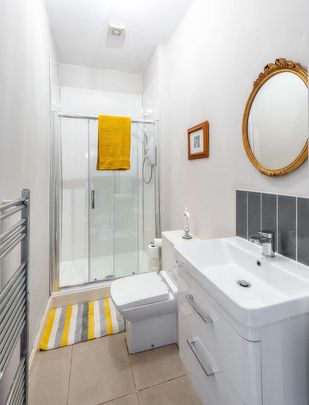 Fully Refurbished Beautiful Edwardian Shared Town House in the popular Bohemian part of Worcester. Room 2 - Photo 1