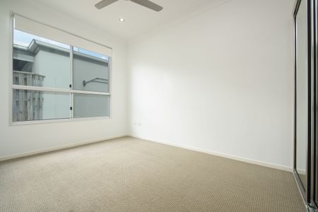 LOW MAINTENANCE HOME WITH HIGH END FINISHES & PLUNGE POOL! - Photo 4