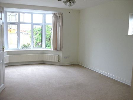 Spacious light and airy 2 bedroom split level maisonette in a central location with GARAGE & PARKING. - Photo 2
