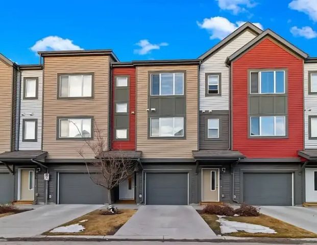 Townhouse in Copperfield southeast Calgary | 656 Copperpond Boulevard Southeast, Calgary - Photo 1