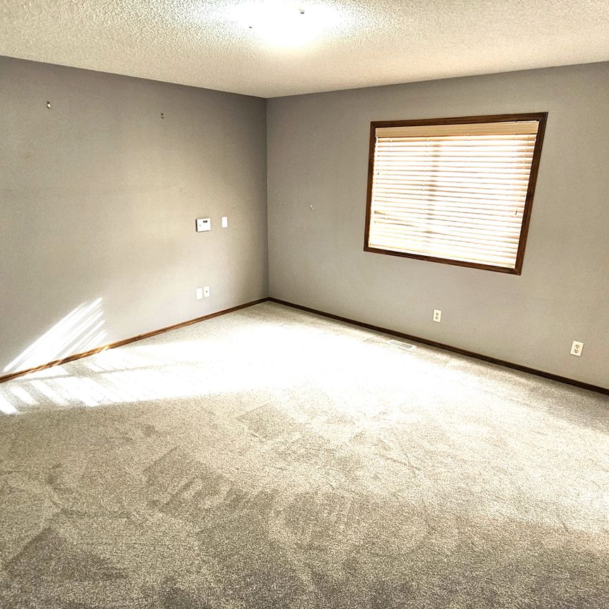 Elegant 4 Bed / 3.5 Bath Home In Springbank Hill - Photo 1