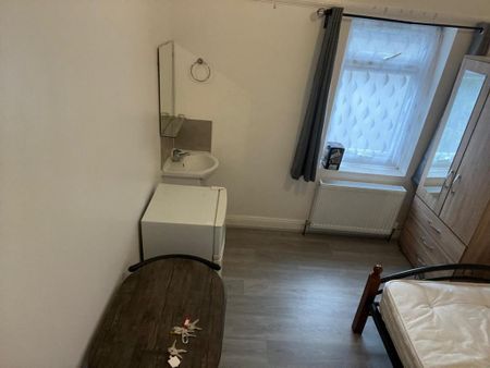 1 bedroom in a house share to rent - Photo 2