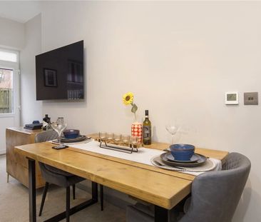 Bright and spacious ground floor flat with allocated parking space.... - Photo 4