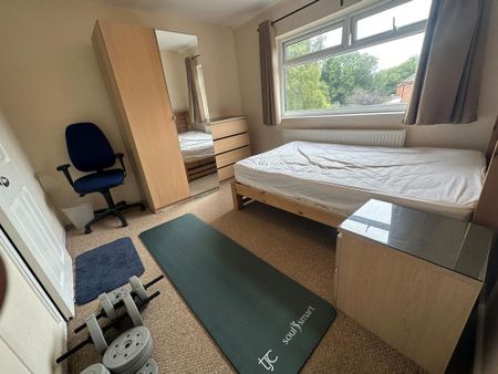 1 bedroom in a house share to rent - Photo 3