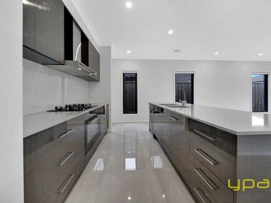 Luxurious Family Home for Rent in Cranbourne East - Photo 1