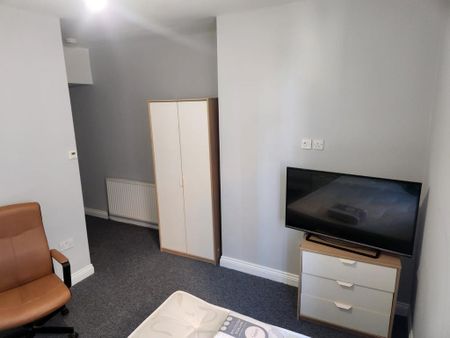 1 bedroom in a house share to rent - Photo 4