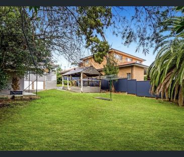 Spacious Family Living in a Convenient Baulkham Hills Location - Photo 6