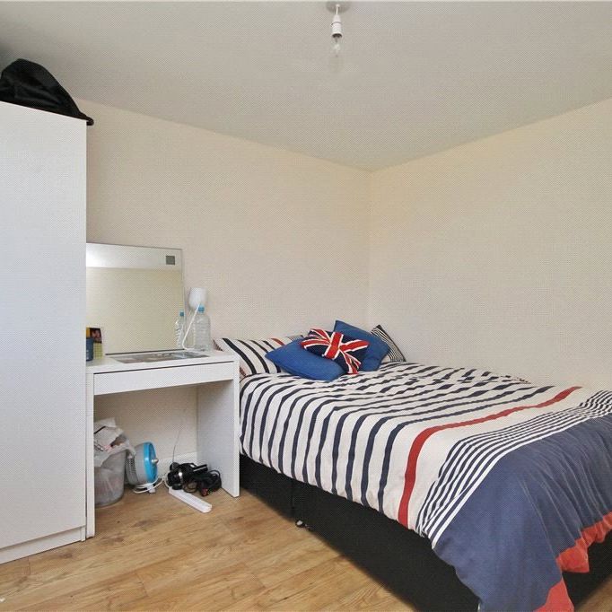 Blackwell Avenue, Guildford, UK, GU2 8LU - Photo 1