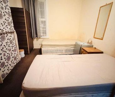 Room in a Shared House, Somerby Road, IG11 - Photo 3