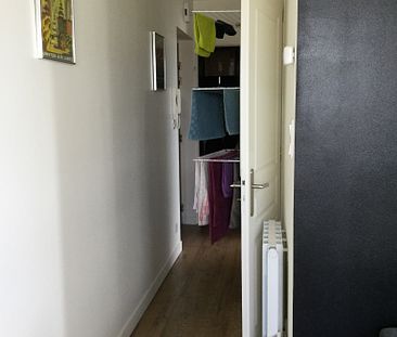 Dans petit château bel appartement F2 avec 2 places de parking et cave - Photo 5