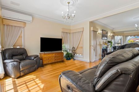 Spacious Family Home with Pool in Prestigious Stretton - Photo 2