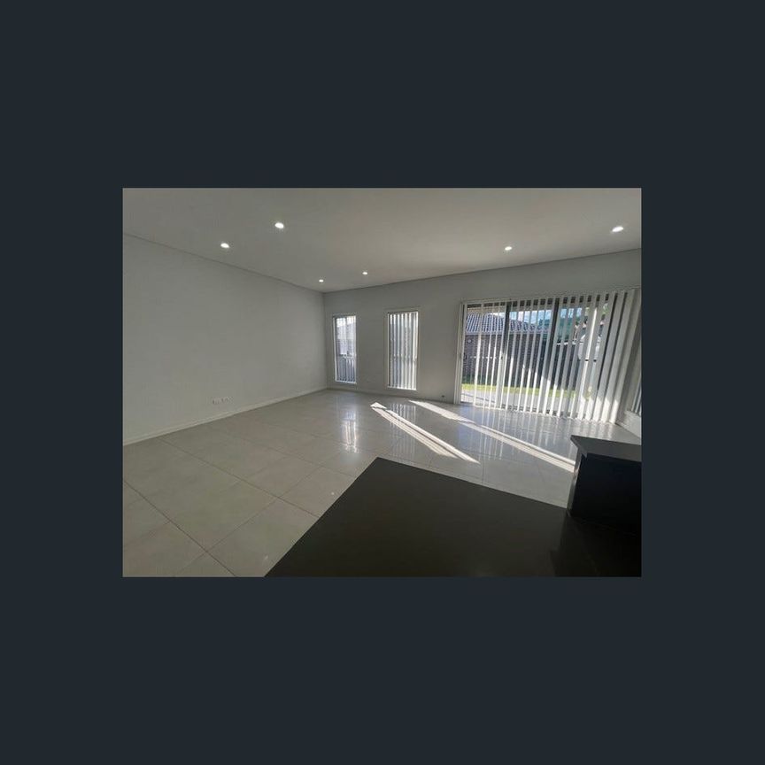 5 Bedroom "Mansion" ! - Photo 1