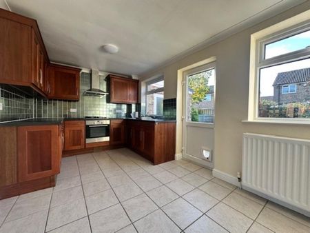 3 bedroom semi-detached house to rent - Photo 5