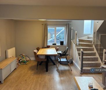 3 bedroom semi-detached house to rent - Photo 2