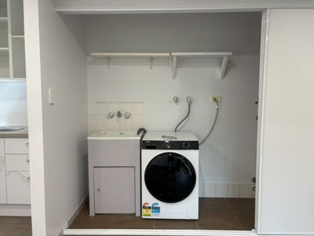 Spacious Unit - Photo 2
