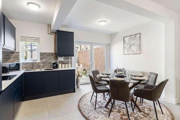 Garden City, Edgware, Middlesex, HA8 - Photo 1