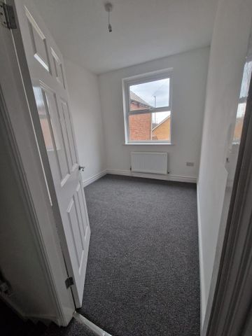 3 bedroom flat to rent - Photo 3