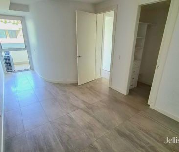 Two-Bedroom Apartment with Balcony - Photo 6