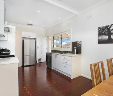 A Family-Friendly Contemporary Comfort in Prime Ryde Location - Photo 4