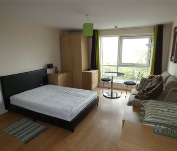 studio to rent The Roundhouse, Gunwharf Quays, Portsmouth, PO1 - Photo 2