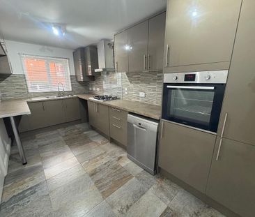 4 bedroom semi-detached house to rent - Photo 5