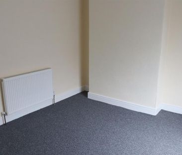 2 bedroom end of terrace house to rent - Photo 2