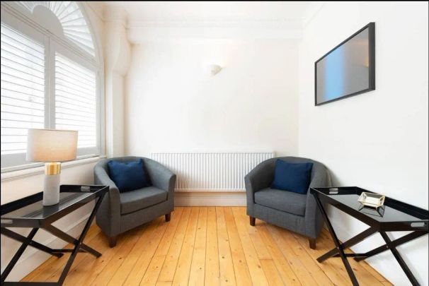 3 bedroom flat in Charing Cross - Photo 1