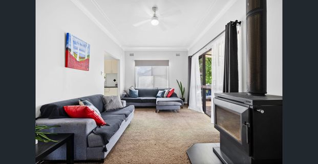 Spacious 3-Bedroom Home with Double Garage & Generous Yard - Photo 1