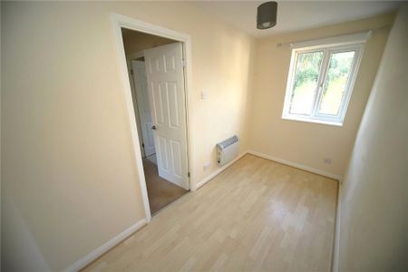 2 bedroom end of terrace house to rent - Photo 3