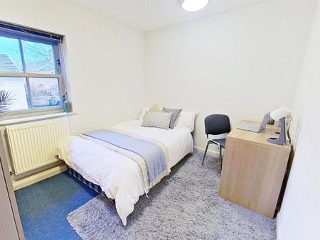 3 bedroom flat to rent - Photo 4