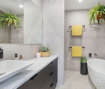 1/3 Enid Avenue, Southport, Qld 4215 - Photo 1