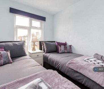 3 bedroom flat to rent - Photo 4