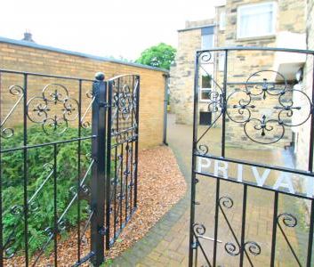 Marlowe Court, Renton Drive, Guiseley, Leeds, LS20 - Photo 5