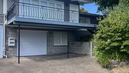 Spacious 4-Bedroom Home with Stunning Lake Views - Photo 2