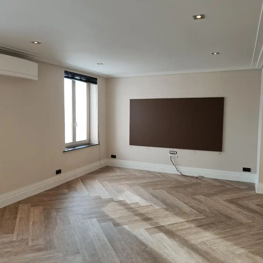 Gerenoveerd appartement met 4 slaapkamers - Photo 1