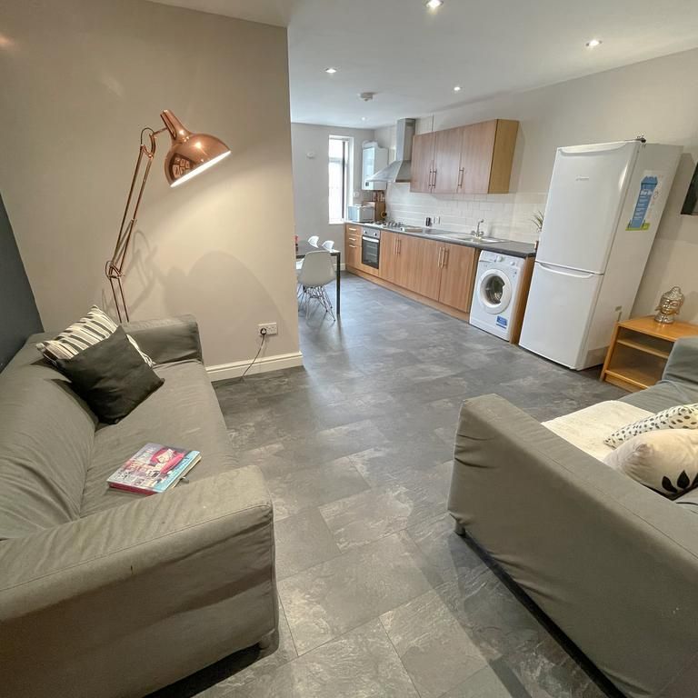 3 bedroom flat to rent - Photo 1
